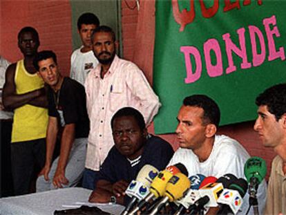 Los portavoces de los encerrados, ayer en rueda de prensa.
