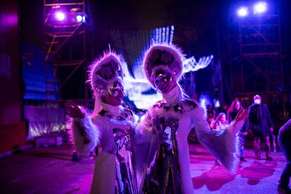 Dos personajes del parque Árticus. 