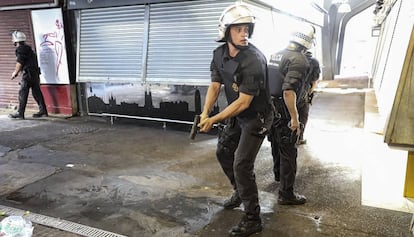 Agents de la Guàrdia Urbana busquen l'autor de l'atropellament de la Rambla, el 17 d'agost del 2017.