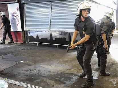 Agentes de la Guardia Urbana tratan de localizar al autor del atropello de La Rambla, el 17 de agosto de 2017.