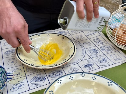 Batir el huevo en plato es una de las claves en la elaboración.