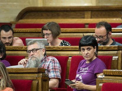 Varios diputados de la CUP en el Parlamento .