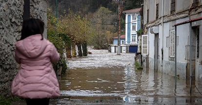 Una niña observa el río Deba, desbordado a su paso por la localidad guipuzcoana de Mendaro.