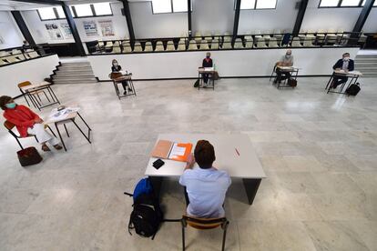 Un estudiante (en primer término) asiste a un examen oral de la escuela de secundaria Giuseppe Mazzini de Génova (Italia).