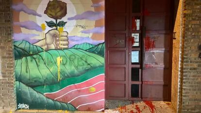 Sede del PSOE de Zamora, vandalizada con pintura amarilla y roja.