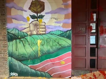 Sede del PSOE de Zamora, vandalizada con pintura amarilla y roja.