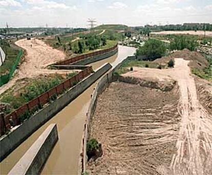 Aspecto actual de las obras en el futuro parque lineal del Manzanares.