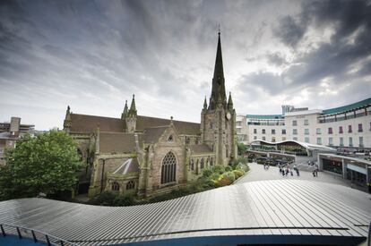 En 1166 se concedió a los habitantes de Birmingham, actualmente la segunda urbe más grande de Gran Bretaña, el derecho a celebrar un mercado. Su ubicación desde entonces siempre ha sido la msima, una céntrica plaza conocida como Bullring (en la foto) que, siglos después, acogió el comienzo de la primera Revolución Industrial: en 1830 Birmingham era ya el motor de la economía británica.