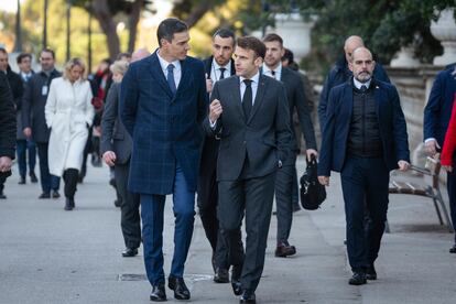 El presidente del Gobierno, Pedro Sánchez, y el presidente francés, Emmanuel Macron, conversaban en el marco de su participación en la Cumbre Hispanofrancesa que se celebra, este jueves en Barcelona.