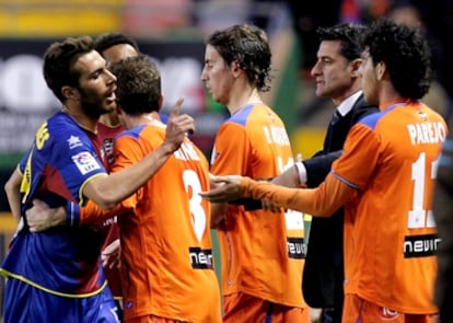 El centrocampista del Levante Xavi Torres discute con el mediocentro del Getafe Daniel Parejo durante el partido correspondiente a la vigésimo primera jornada de Liga de Primera División.