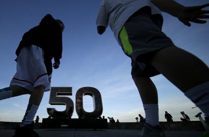 El comité organizador prevé que más de un millón de personas lleguen al área de la Bahía de San Francisco antes del partido del domingo. En la imagen, logotipo de la Super Bowl en San Francisco, el 4 de febrero de 2016.