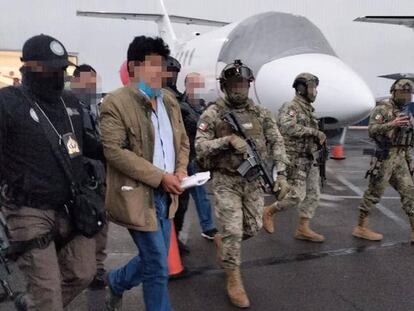 Elementos de la Marina escoltan a Rafael Caro Quintero en la pista de un aeropuerto para trasladarlo a la Ciudad de México, con destino final en el penal del Altiplano (Estado de México), este 15 de julio de 2022.