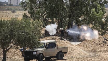 Un combatiente de las brigadas aliadas al gobierno de unidad luchan en una ofensiva por tomar el control del Aeropuerto Internacional de Tripoli.