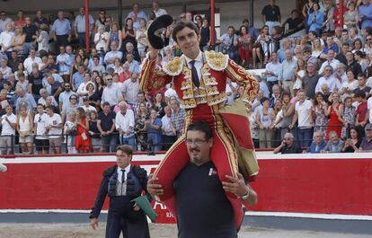 Miguel Ángel Perera, a hombros tras cortar dos orejas a un toro de Fuente Ymbro el 29 de julio