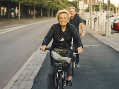 El envejecimiento activo implica una actitud cada vez más positiva y dinámica.