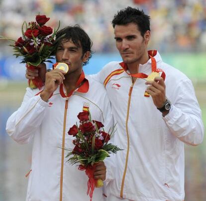 Carlos Pérez (i) y Saúl Craviotto celebran la medalla de oro en K2.