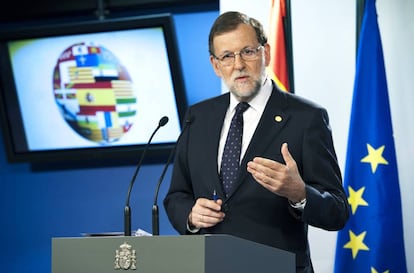 GRA221. BRUSELAS, 29/06/2016.- El presidente del Gobierno español en funciones, Mariano Rajoy, durante la rueda de prensa tras la reunión del Consejo Europeo celebrado en Bruselas. Rajoy ha rechazado hoy una posible negociación separada de Escocia con la UE para permanecer en el club comunitario y ha advertido que "si el Reino Unido se va en la negociación, Escocia también se va de las instituciones de la Unión Europea" (UE). EFE/Horst Wagner