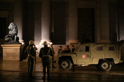 Rodaje nocturno a la puerta del Congreso de 'Anatoma de un instante'