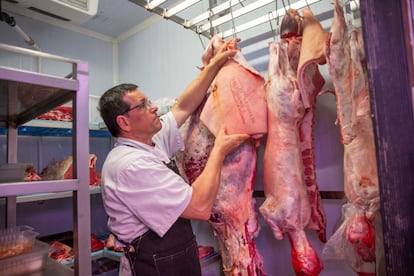 Un carnicero comprueba la mercancía en una cámara frigorífica de un mercado de San Sebastián, este martes.
