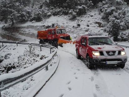 A snow plow in Els Ports, in the Valencian province of Castellón.