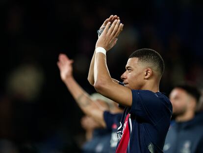 Kylian Mbappé aplaudía a los aficionados el miércoles, después del PSG-Real Sociedad jugado en París.