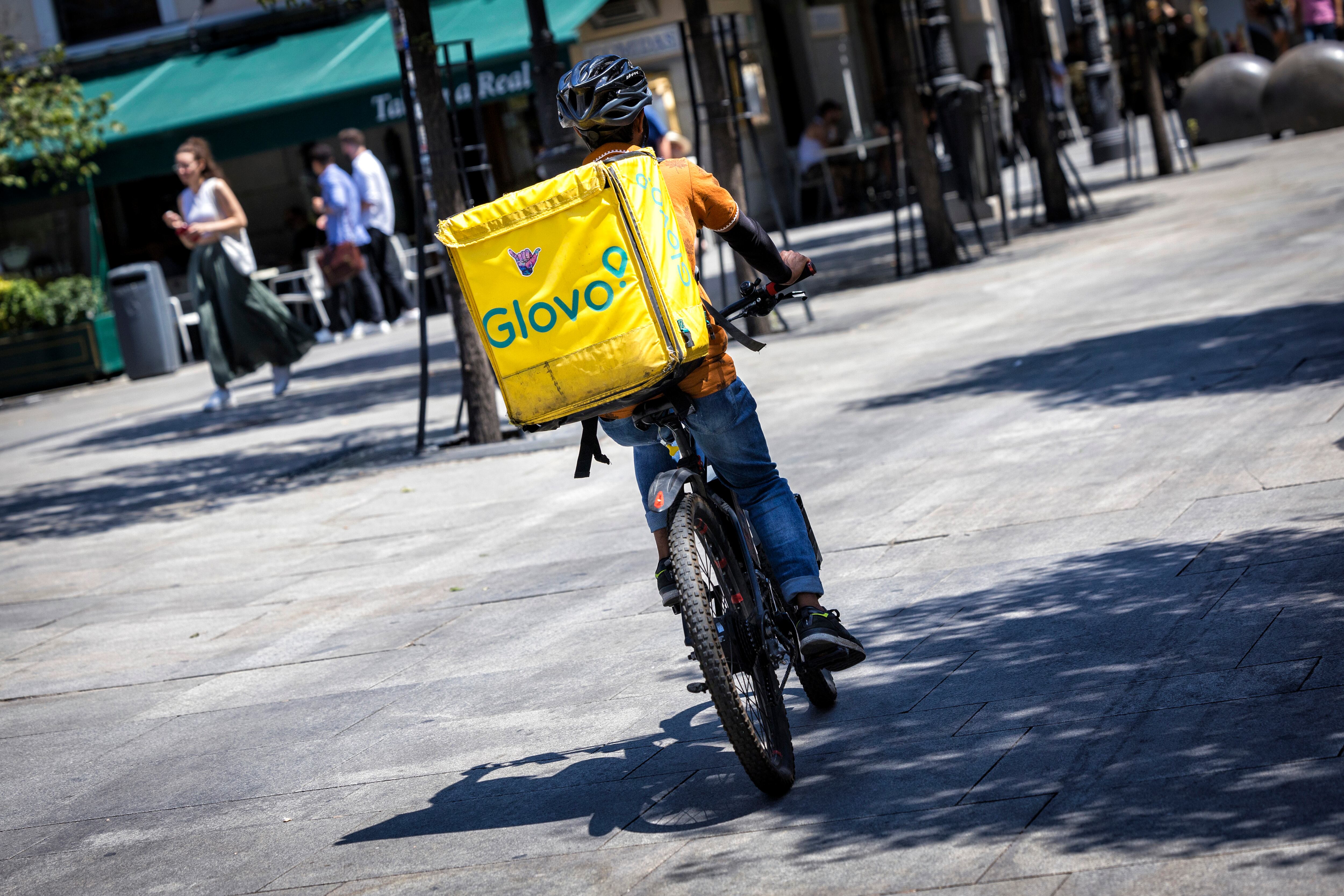 Un 'rider' de Glovo en el centro de Madrid, en agosto de 2023. 