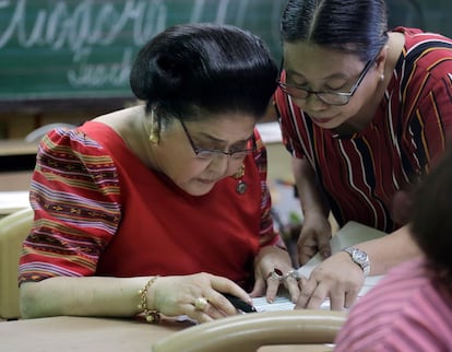 La ex primera dama Imelda Marcos (a la izquierda) acude a votar, este lunes, a un colegio electoral en Batac (Filipinas).