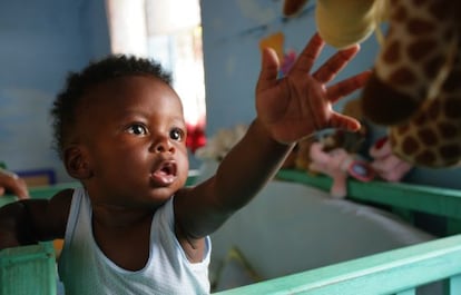 Un niño alcanza su juguete en un centro infantil en San Pedro Sula, Honduras