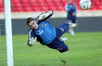 Estirada de Casillas durante el ltimo entrenamiento de ayer.