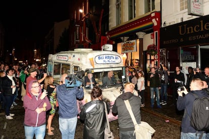 Bill Drummond y Jimmy Cauty a su llegada a la tienda donde presentan su nuevo libro, en Liverpool. 