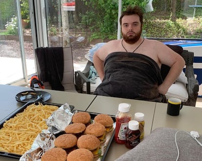 El youtuber Ibai Llanos, en una imagen de sus redes sociales con hamburguesas y patatas fritas.