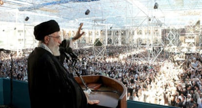 El líder supremo de Irán, Ali Jameneí, saluda a la multitud ayer en Teherán.