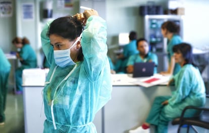 Una enfermera se prepara para atender a uno de los pacientes ingresados.