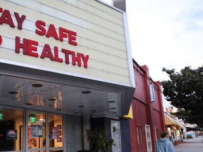 Imagen de un teatro cerrado en Los Angeles con el mensaje "Permanece sano y seguro"