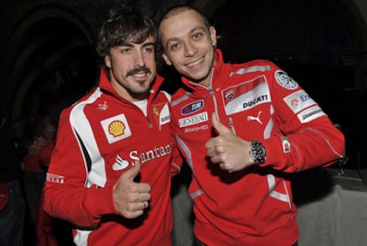 Fernando Alonso y Valentino Rossi posan sonrientes.