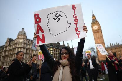 Una manifestante muestra una pancarta anti-Trump durante la manifestación en Londres.