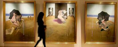 Una mujer observa<i> Tríptico 1974-77,</i> de Francis Bacon, expuesto en las salas de Christie&#39;s en Londres.