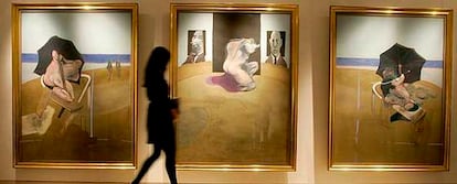 Una mujer observa<i> Tríptico 1974-77,</i> de Francis Bacon, expuesto en las salas de Christie&#39;s en Londres.