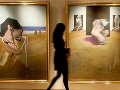 Una mujer observa<i> Tríptico 1974-77,</i> de Francis Bacon, expuesto en las salas de Christie's en Londres.