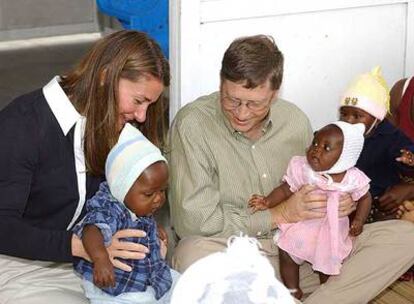 Gates y su esposa,  Melinda, con dos bebés en la clínica del español Pedro Alonso en Mozambique.