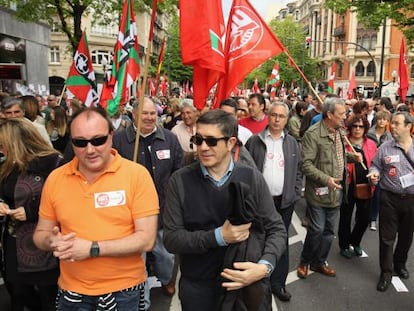 Patxi López, durante la manifestación unitaria de CCOO de Euskadi y UGT-Euskadi por la Gran Vía de Bilbao.