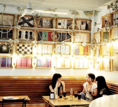 Interior del café La Musa, en el madrileño barrio de Malasaña.