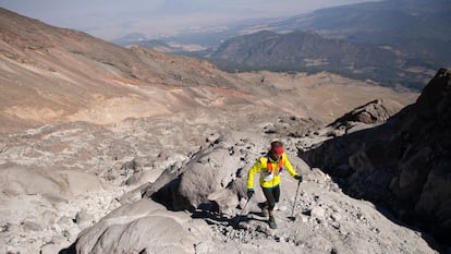 Un hombre sube por el terreno accidentado del Pico de Orizaba, en mayo de 2023.