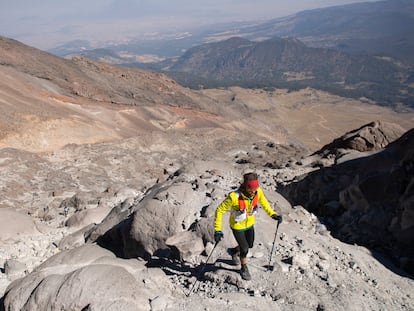 Un hombre sube por el terreno accidentado del Pico de Orizaba, en mayo de 2023.