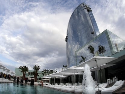 El establecimiento hotelero del grupo norteamericano W ha sido construido por el arquitecto Ricardo Bofill que lo define como una "escultura marina"