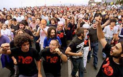 Miles de personas marcharon ayer pacíficamente por Génova para protestar por las políticas de globalización representadas en la reunión del G-8.