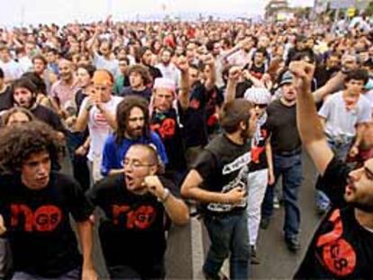 Miles de personas marcharon ayer pacíficamente por Génova para protestar por las políticas de globalización representadas en la reunión del G-8.