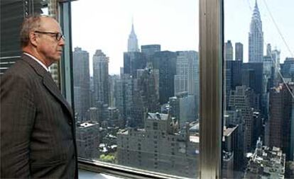 Hans Blix, ex jefe de los inspectores de la ONU en Irak, mira desde su despacho los rascacielos de Nueva York.