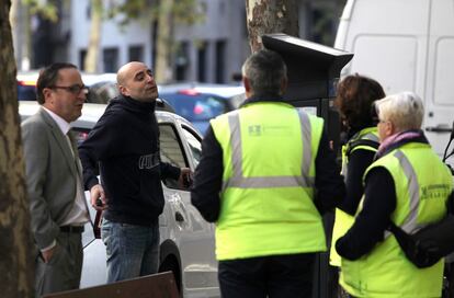 Dos conductores discuten con varios trabajadores de la zona SER en la calle José Abascal.