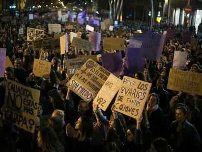 La manifestació feminista a la Gran Via de Barcelona.